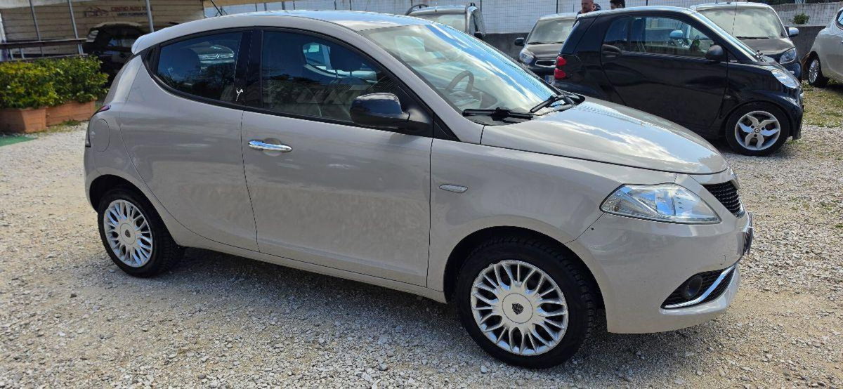 Lancia Ypsilon 1.2 69 CV 5 porte Gold (8)