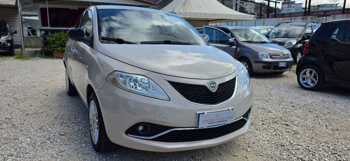 Lancia Ypsilon 1.2 69 CV 5 porte Gold (9)