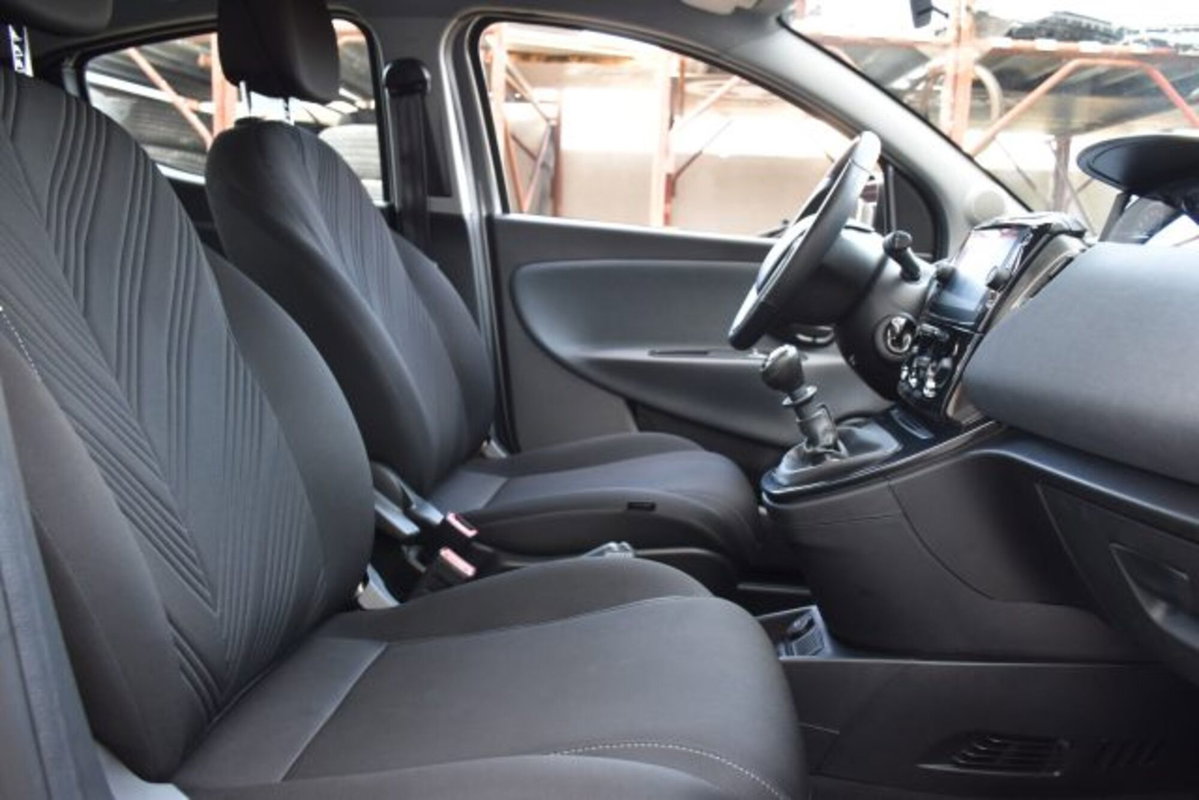 Lancia Ypsilon 1.0 FireFly 5 porte S&S Hybrid Ecochic Gold (12)