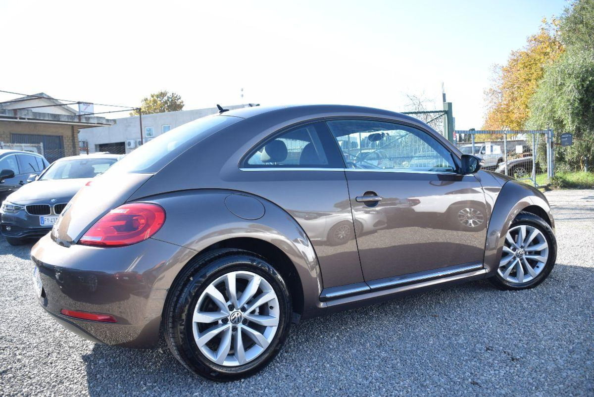 Volkswagen Maggiolino 1.6 TDI Design (2)