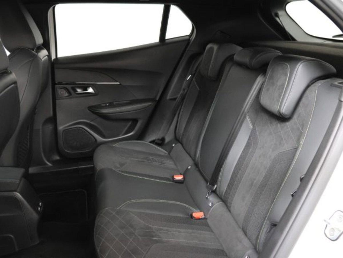 Peugeot 2008 PureTech 130 S&S EAT8 GT Pack (10)