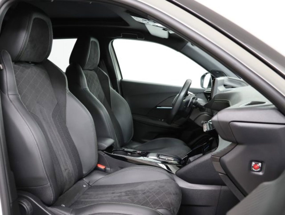 Peugeot 2008 PureTech 130 S&S EAT8 GT Pack (11)