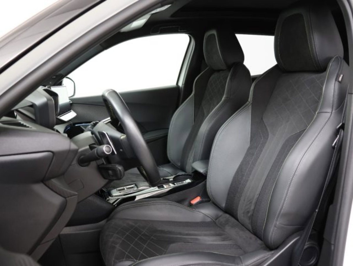 Peugeot 2008 PureTech 130 S&S EAT8 GT Pack (8)
