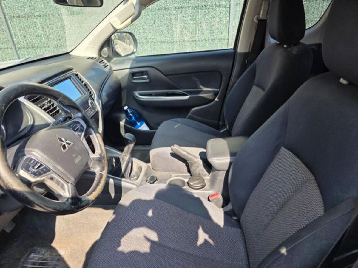 Mitsubishi L200 2.3 D Club Cab 4x4 Super Select Intense (13)