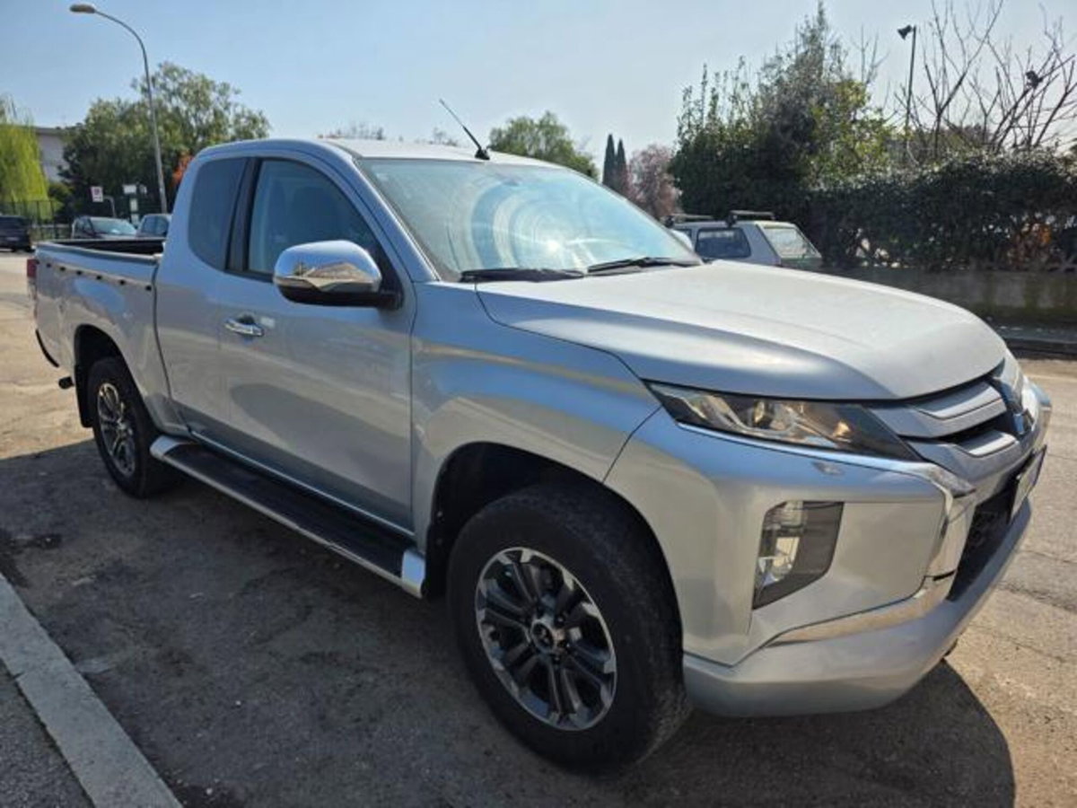 Mitsubishi L200 2.3 D Club Cab 4x4 Super Select Intense (2)
