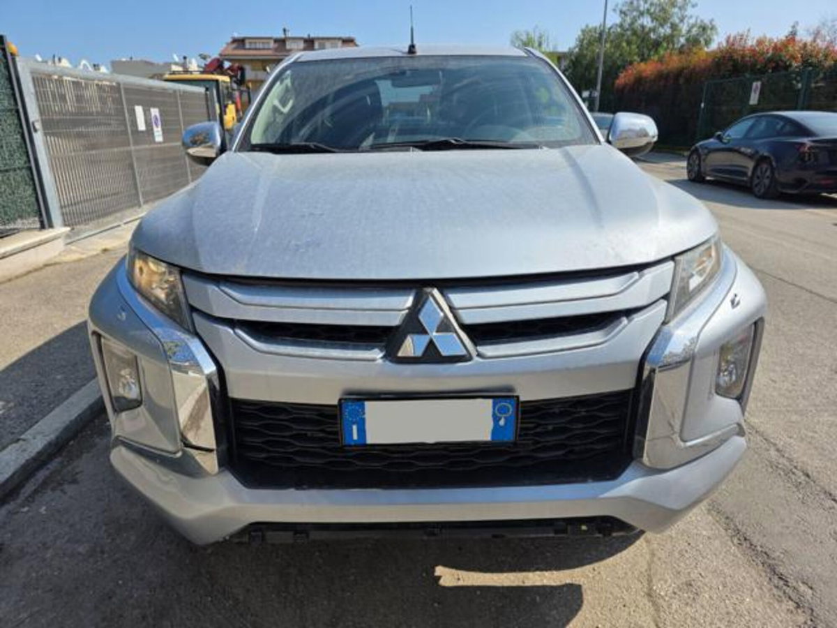 Mitsubishi L200 2.3 D Club Cab 4x4 Super Select Intense (3)