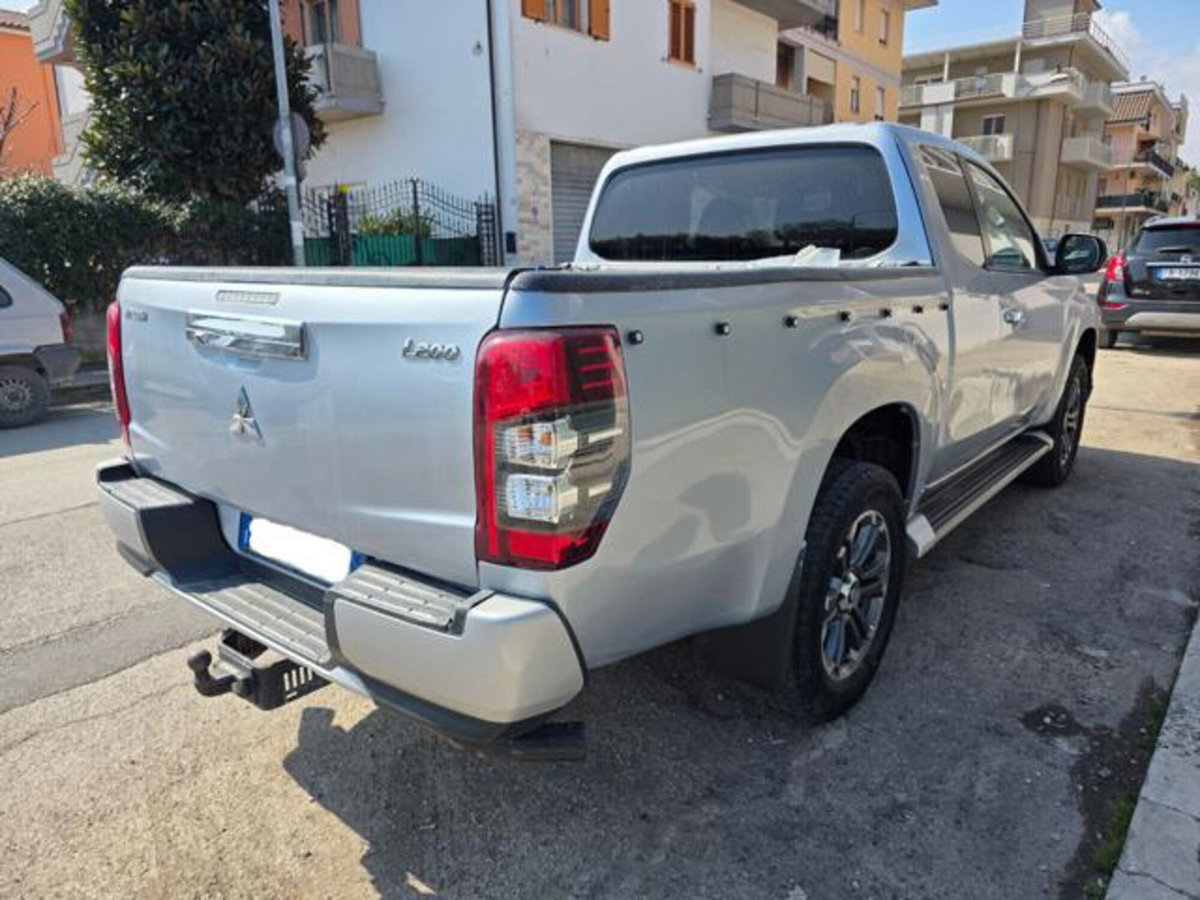Mitsubishi L200 2.3 D Club Cab 4x4 Super Select Intense (4)