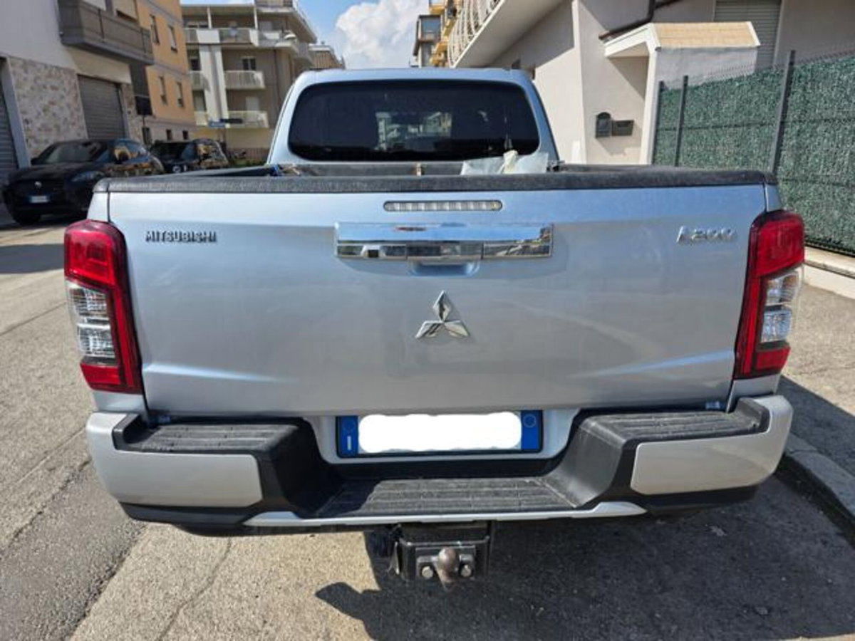 Mitsubishi L200 2.3 D Club Cab 4x4 Super Select Intense (6)