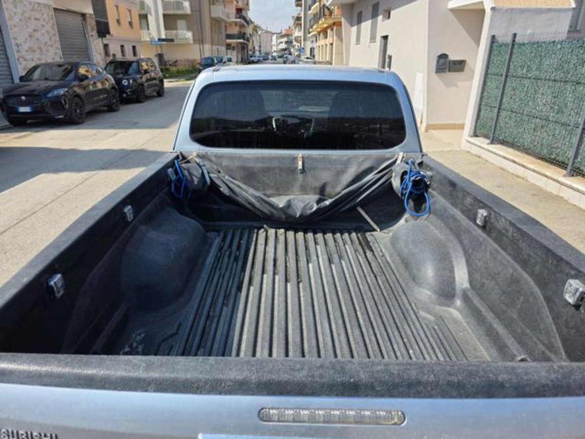 Mitsubishi L200 2.3 D Club Cab 4x4 Super Select Intense (8)