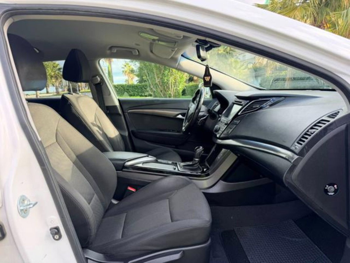 Hyundai i40 Station Wagon 1.7 CRDi 141 CV 7DCT Style (9)