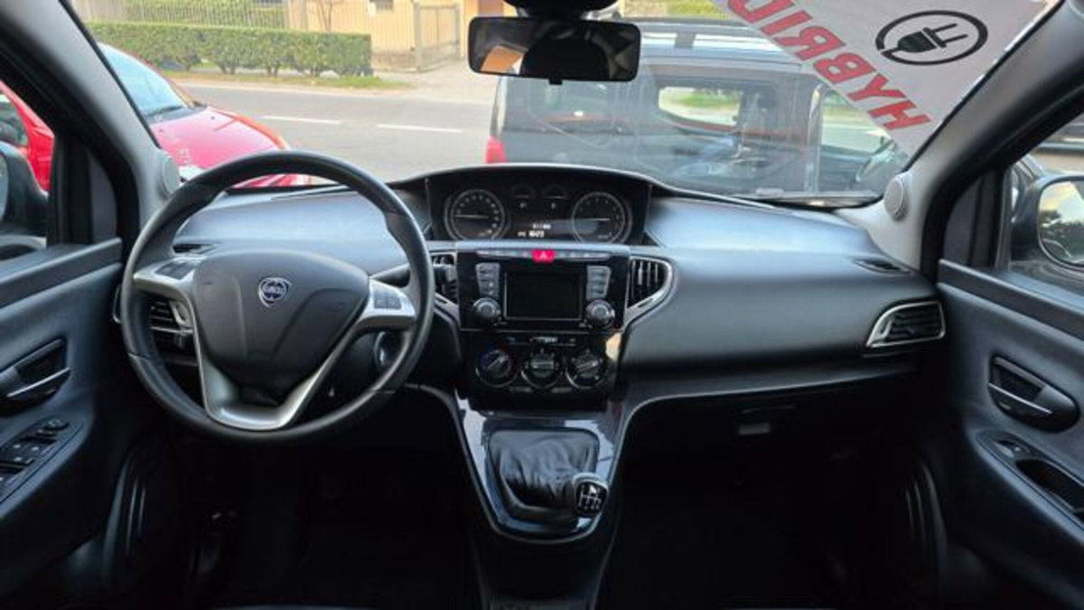 Lancia Ypsilon 1.0 FireFly 5 porte S&S Hybrid Ecochic Gold (9)