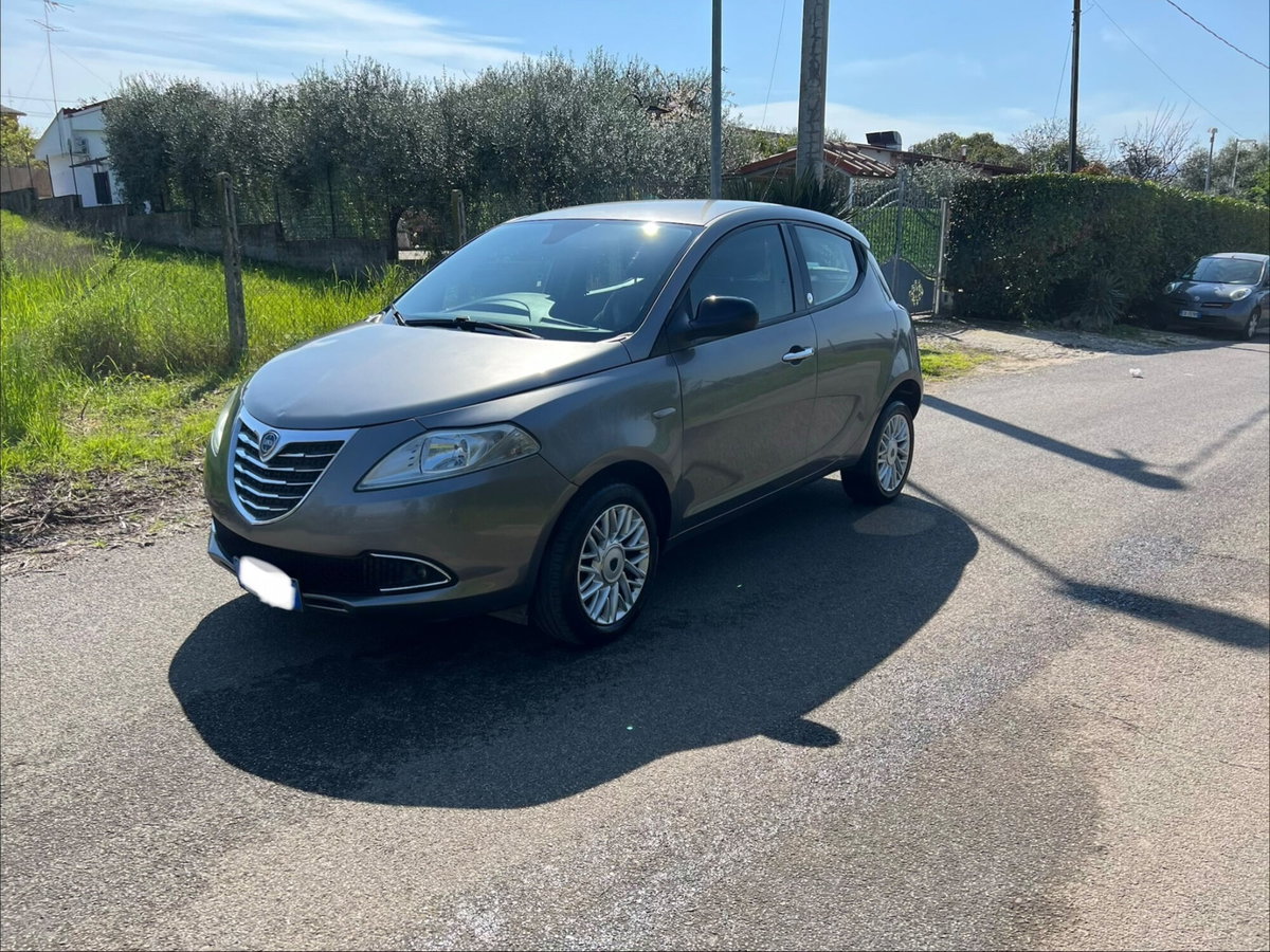 Lancia Ypsilon 0.9 TwinAir 85 CV 5 porte Metano Ecochic Silver (2)