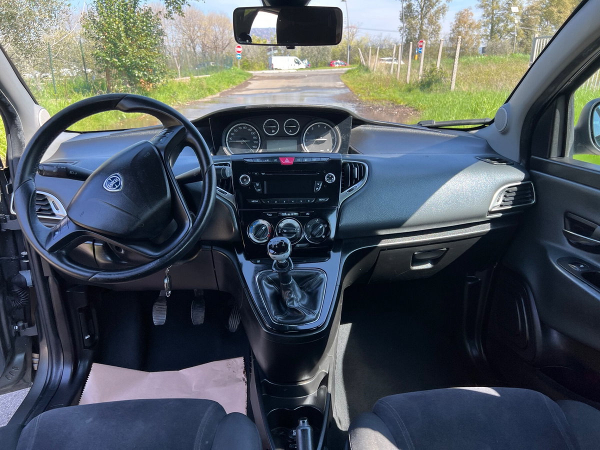 Lancia Ypsilon 0.9 TwinAir 85 CV 5 porte Metano Ecochic Silver (10)