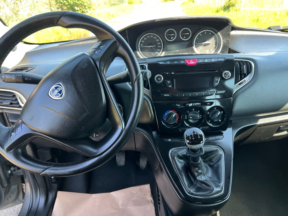 Lancia Ypsilon 0.9 TwinAir 85 CV 5 porte Metano Ecochic Silver (11)