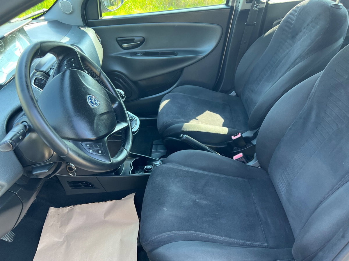 Lancia Ypsilon 0.9 TwinAir 85 CV 5 porte Metano Ecochic Silver (12)