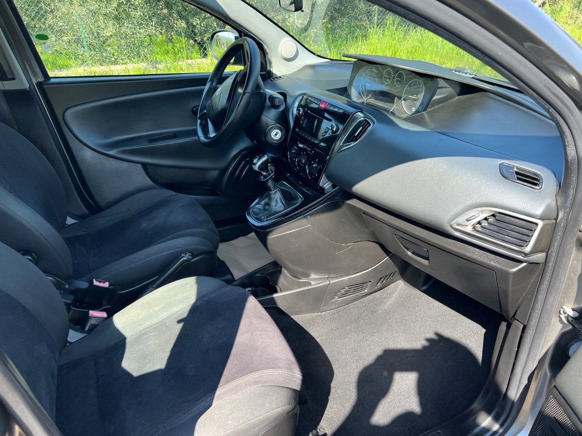 Lancia Ypsilon 0.9 TwinAir 85 CV 5 porte Metano Ecochic Silver (16)