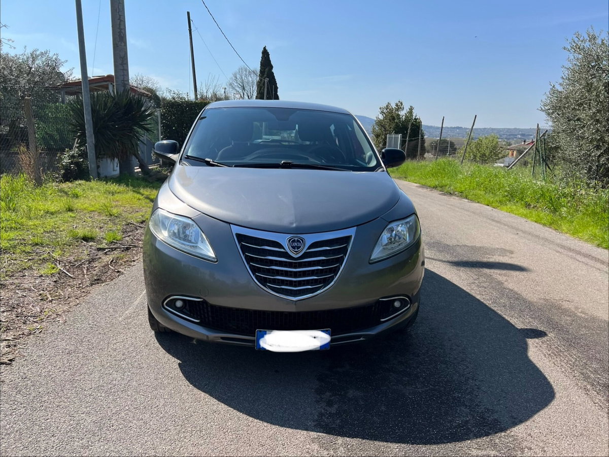 Lancia Ypsilon 0.9 TwinAir 85 CV 5 porte Metano Ecochic Silver (3)