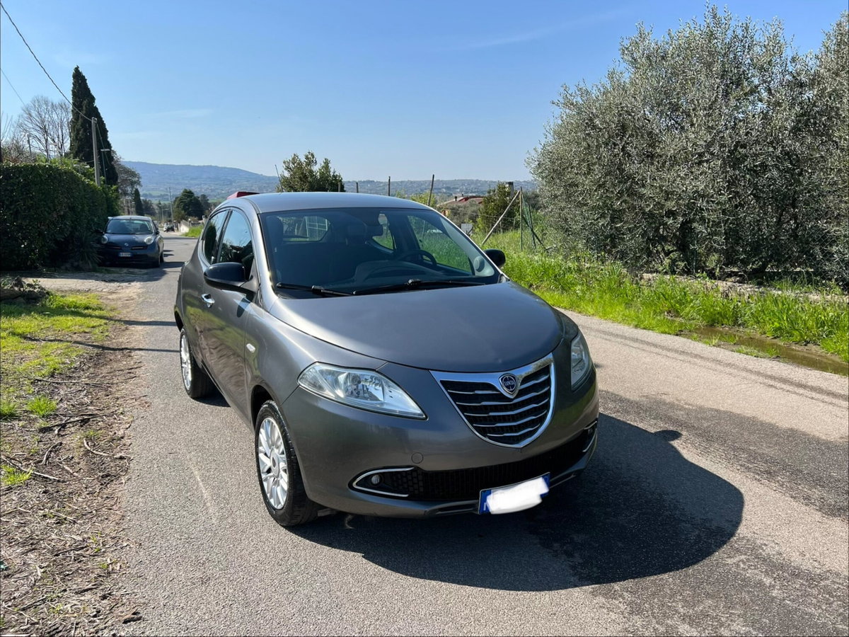 Lancia Ypsilon 0.9 TwinAir 85 CV 5 porte Metano Ecochic Silver (4)