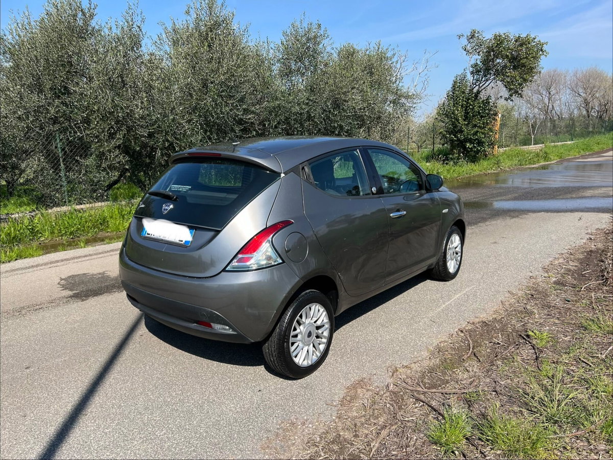 Lancia Ypsilon 0.9 TwinAir 85 CV 5 porte Metano Ecochic Silver (5)