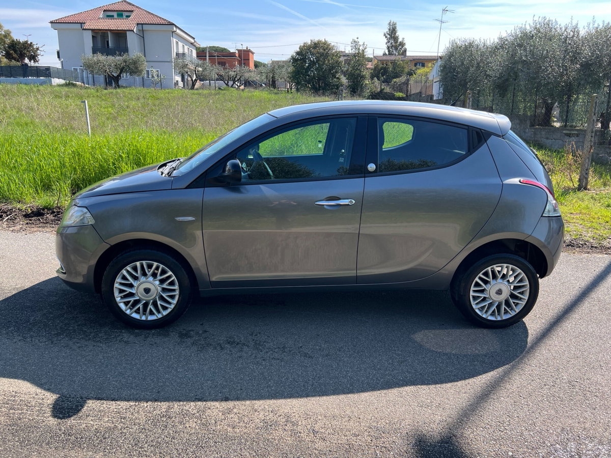 Lancia Ypsilon 0.9 TwinAir 85 CV 5 porte Metano Ecochic Silver