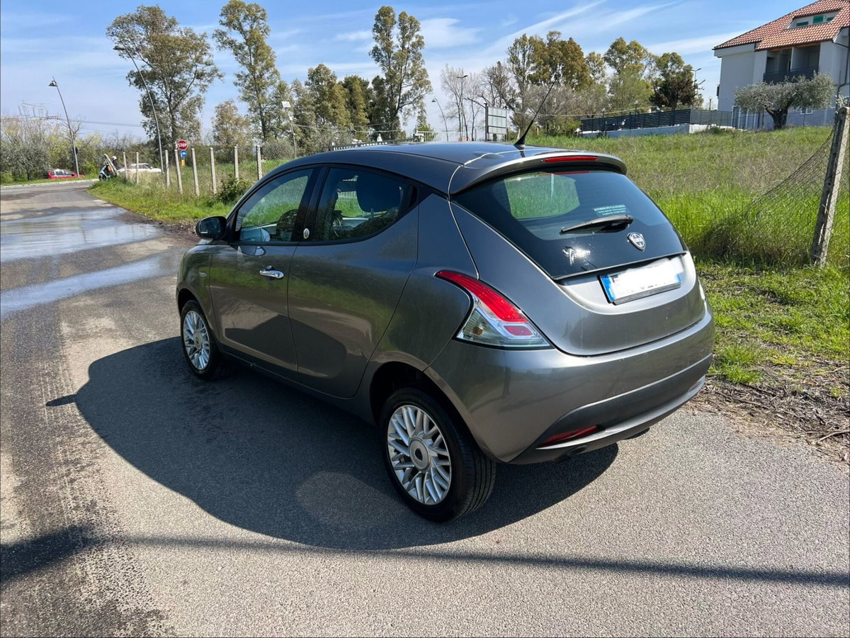 Lancia Ypsilon 0.9 TwinAir 85 CV 5 porte Metano Ecochic Silver (6)