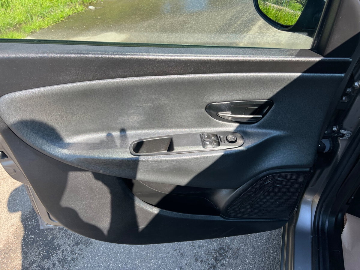 Lancia Ypsilon 0.9 TwinAir 85 CV 5 porte Metano Ecochic Silver (7)