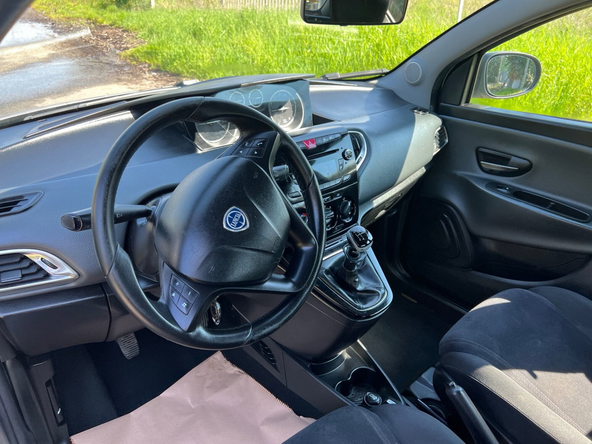 Lancia Ypsilon 0.9 TwinAir 85 CV 5 porte Metano Ecochic Silver (8)