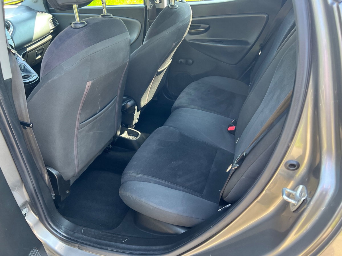 Lancia Ypsilon 0.9 TwinAir 85 CV 5 porte Metano Ecochic Silver (9)