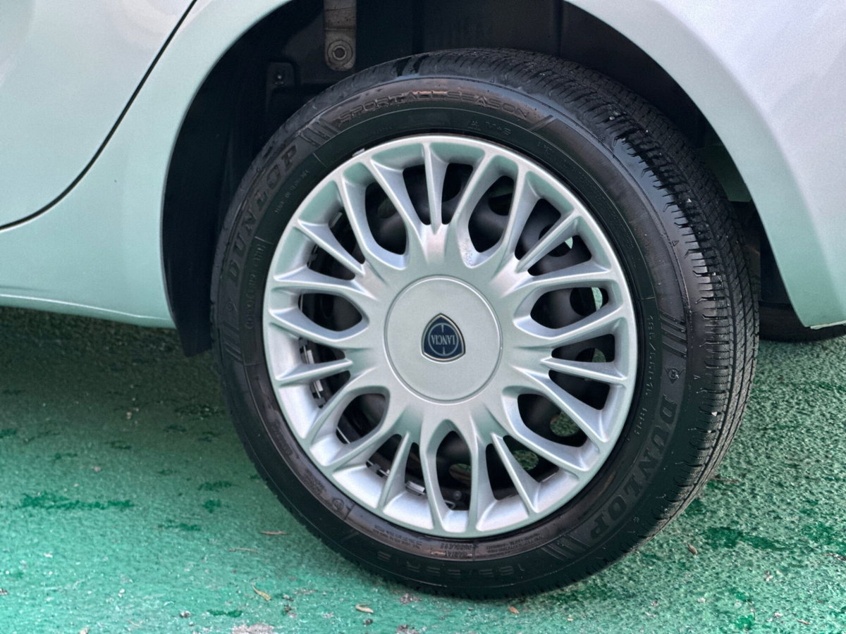 Lancia Ypsilon 1.2 69 CV 5 porte Silver (5)