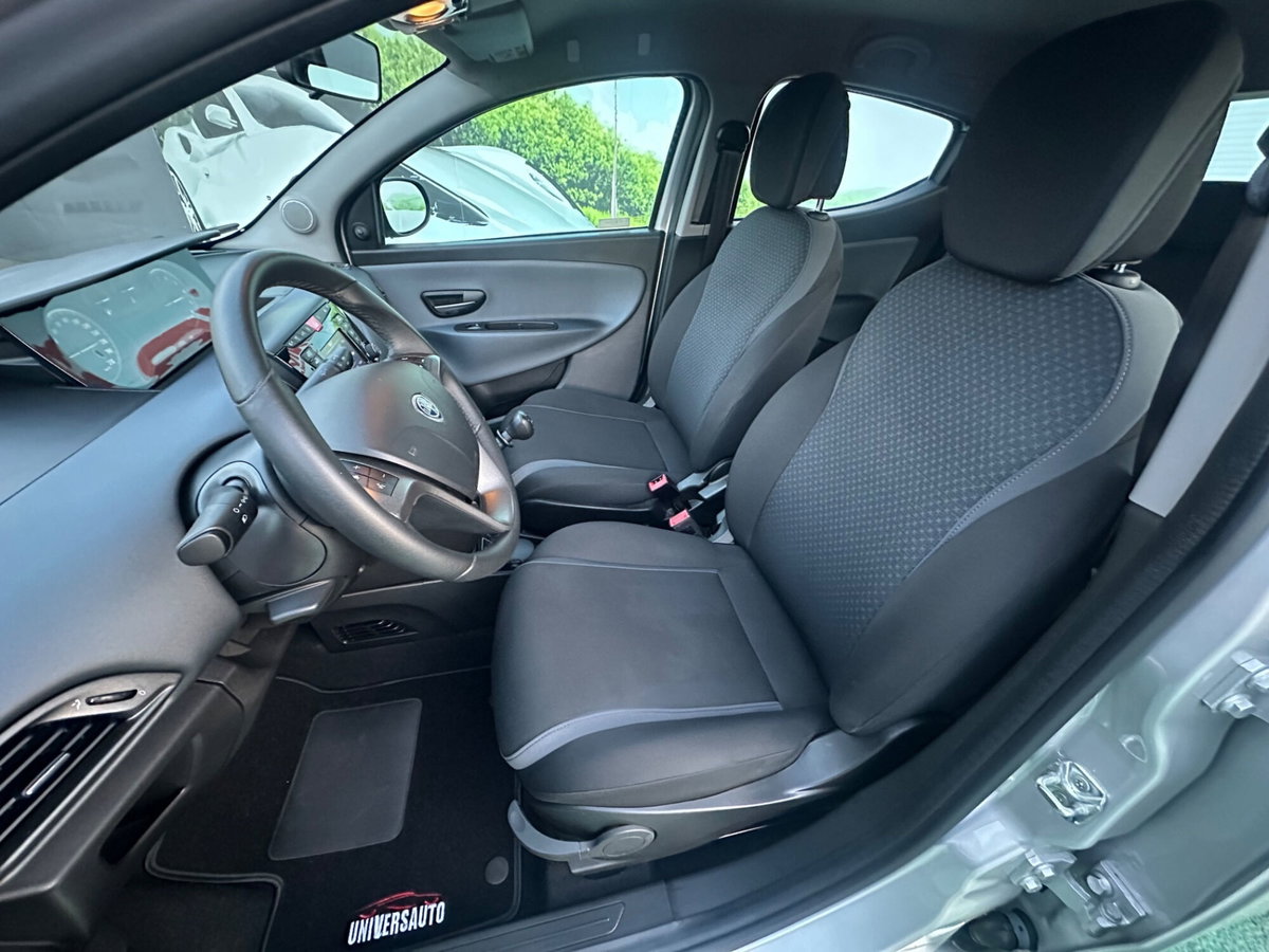 Lancia Ypsilon 1.2 69 CV 5 porte Silver (7)