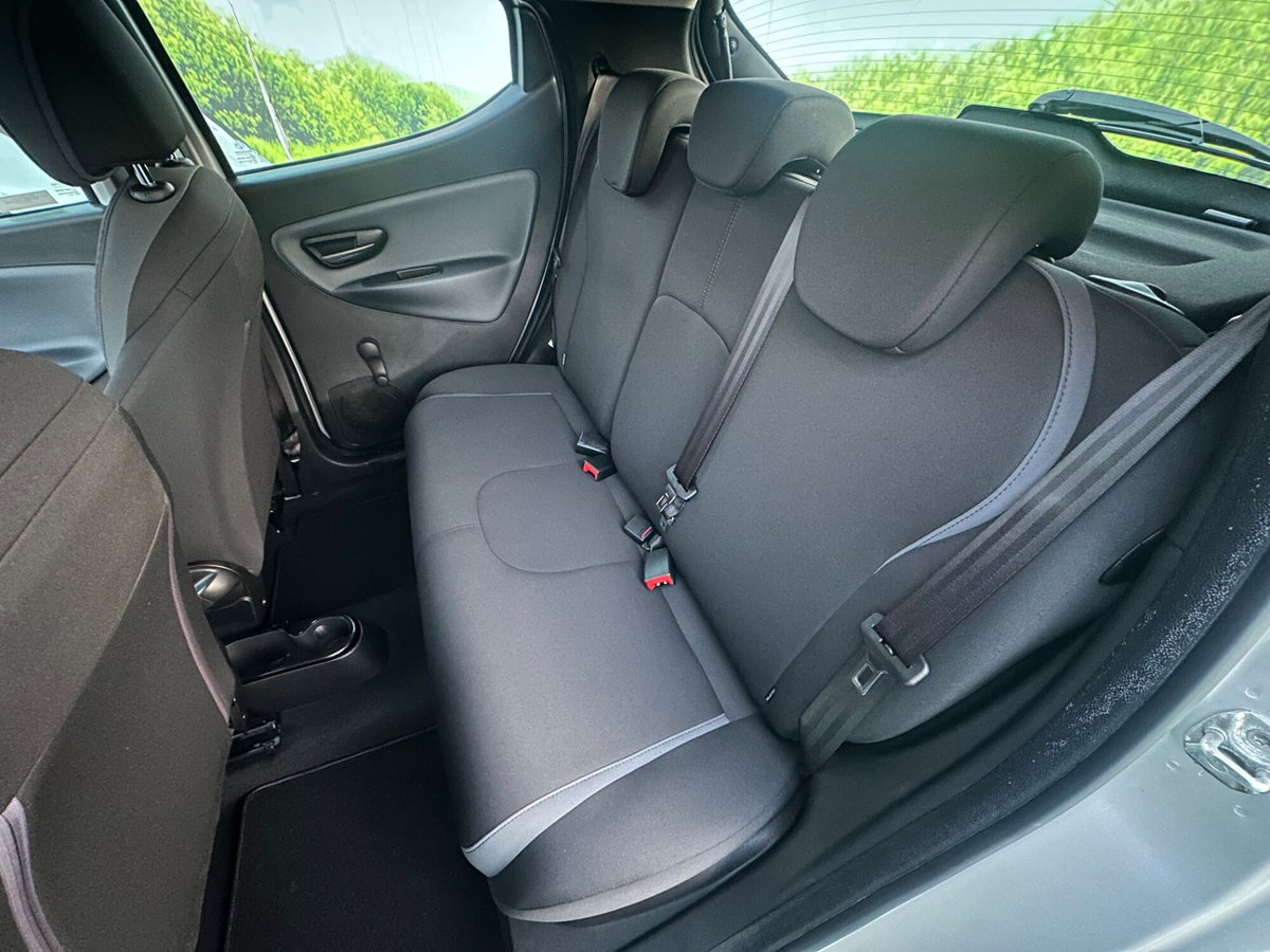 Lancia Ypsilon 1.2 69 CV 5 porte Silver (8)