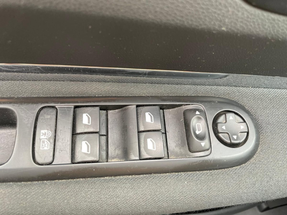 Peugeot 3008 1.6 HDi 115CV Business (17)