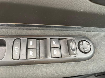 Peugeot 3008 1.6 HDi 115CV Business (17)