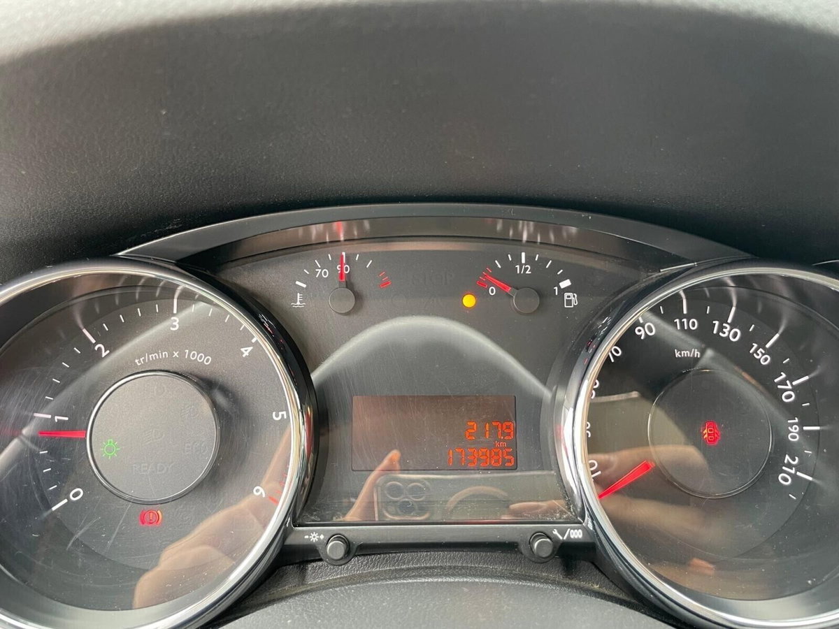 Peugeot 3008 1.6 HDi 115CV Business (18)
