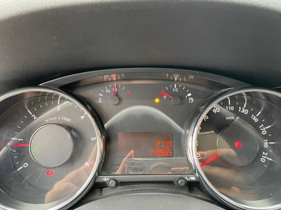 Peugeot 3008 1.6 HDi 115CV Business (18)
