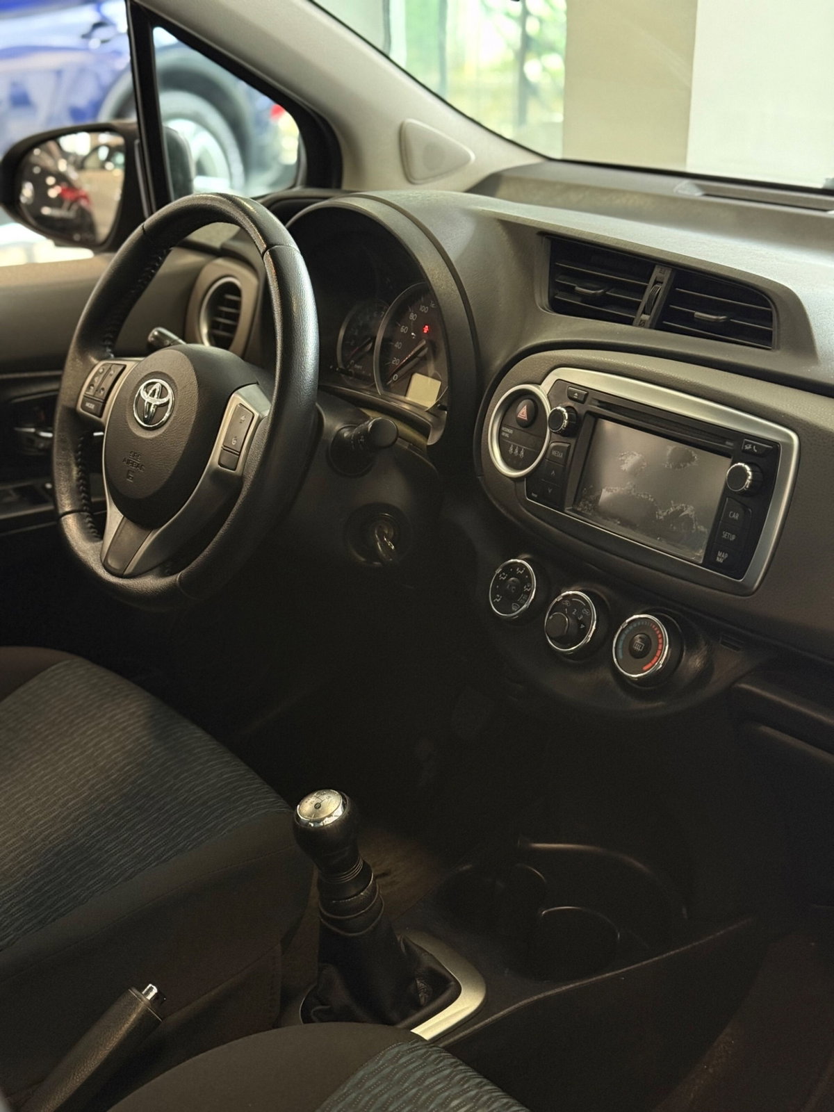 Toyota Yaris 1.0 5 porte Active (10)