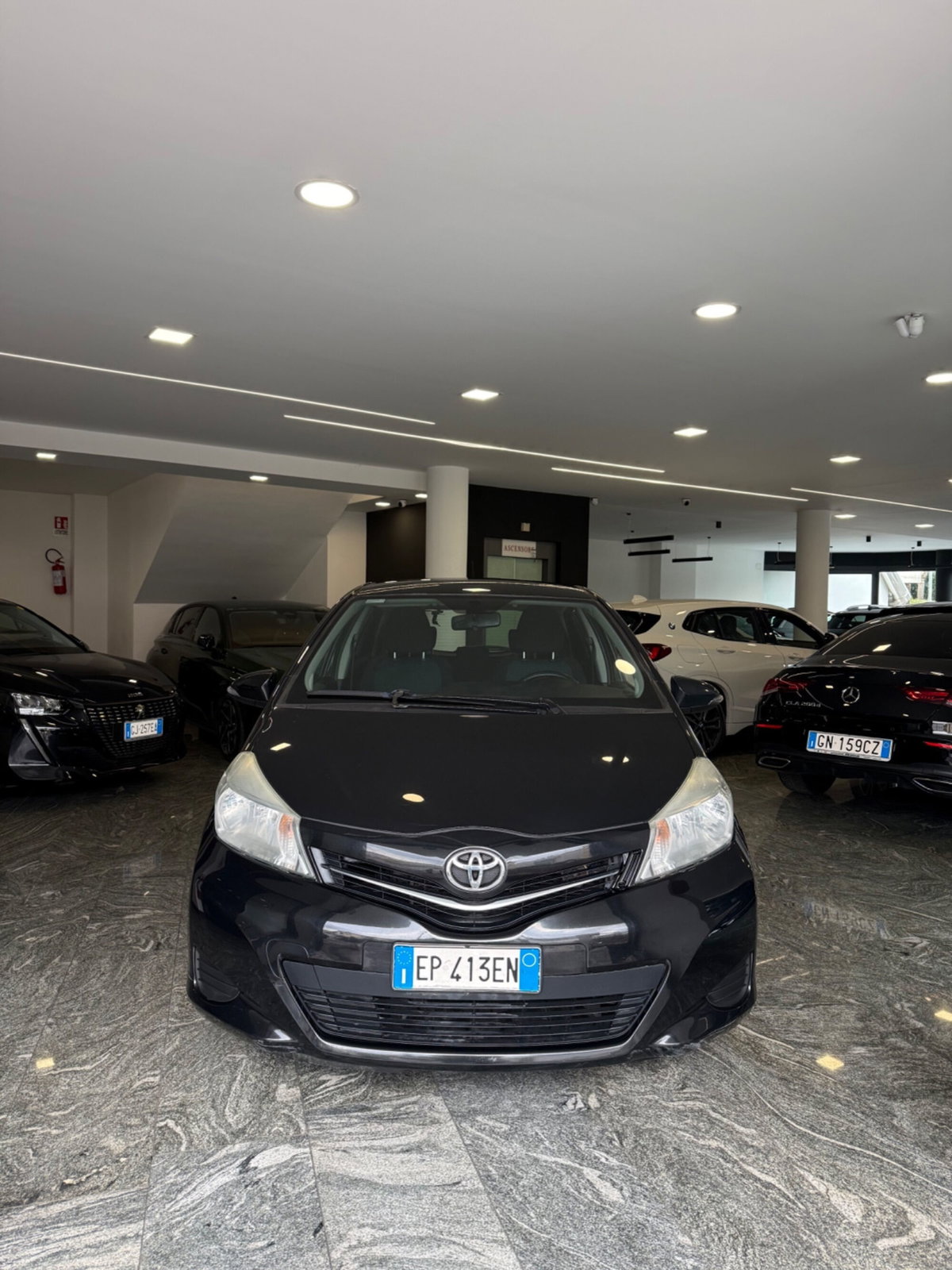 Toyota Yaris 1.0 5 porte Active (3)