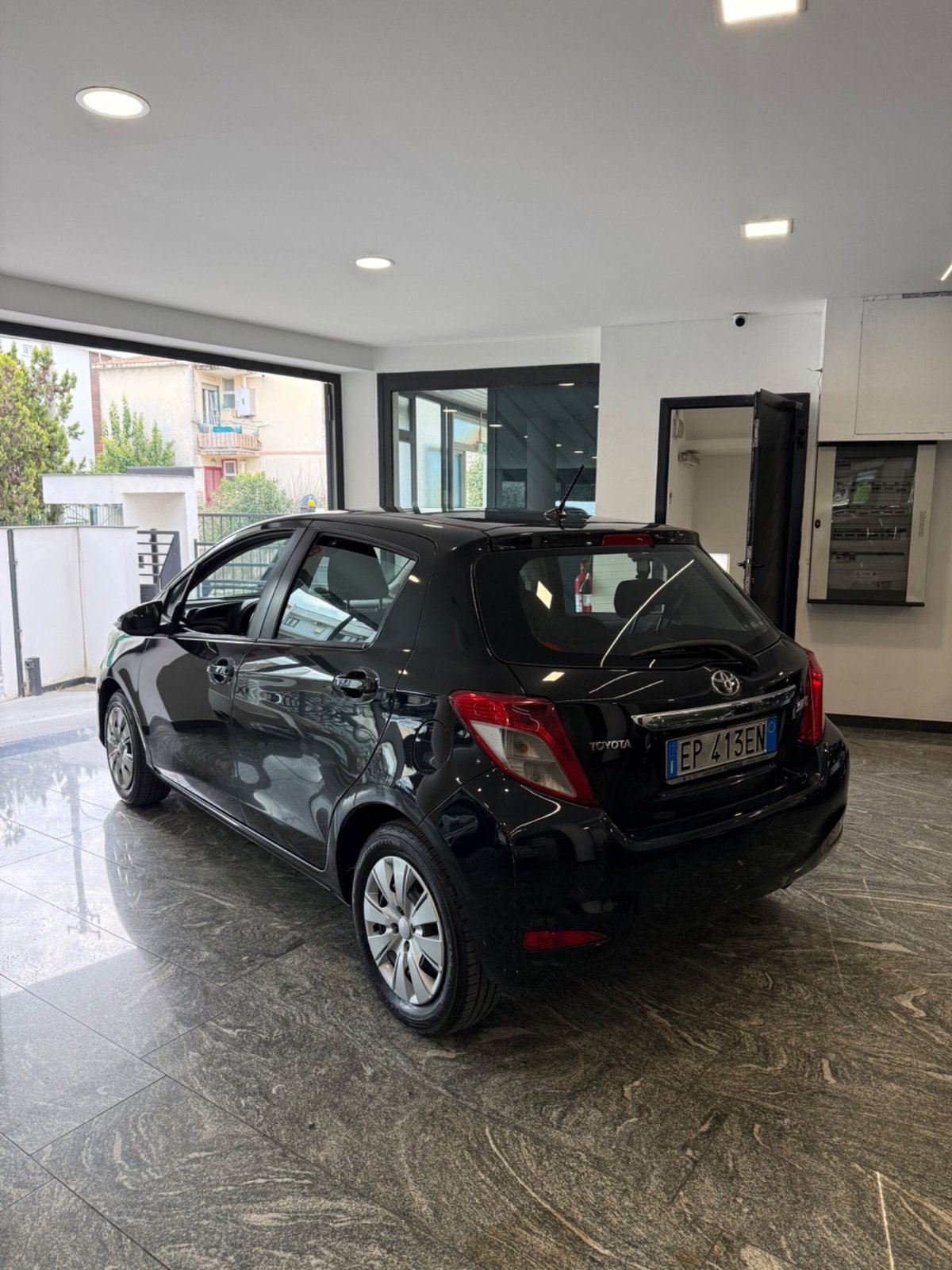 Toyota Yaris 1.0 5 porte Active (4)