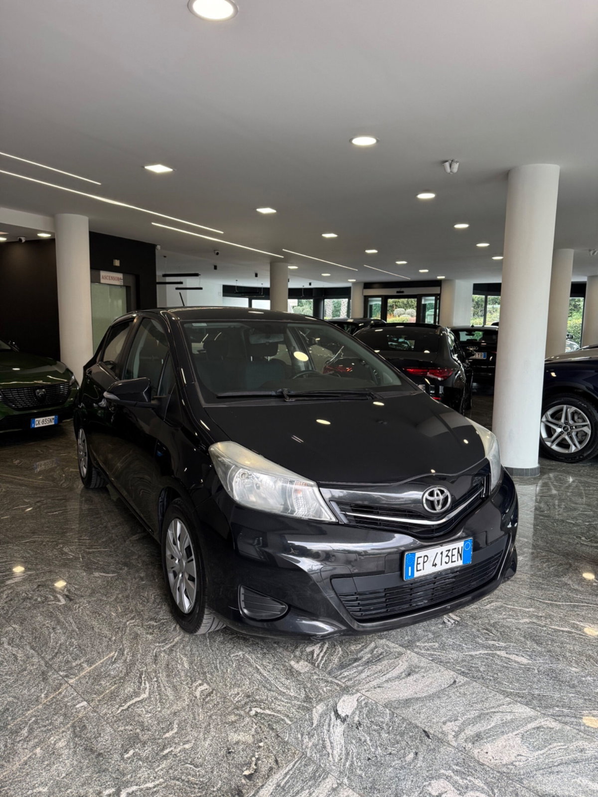 Toyota Yaris 1.0 5 porte Active (6)