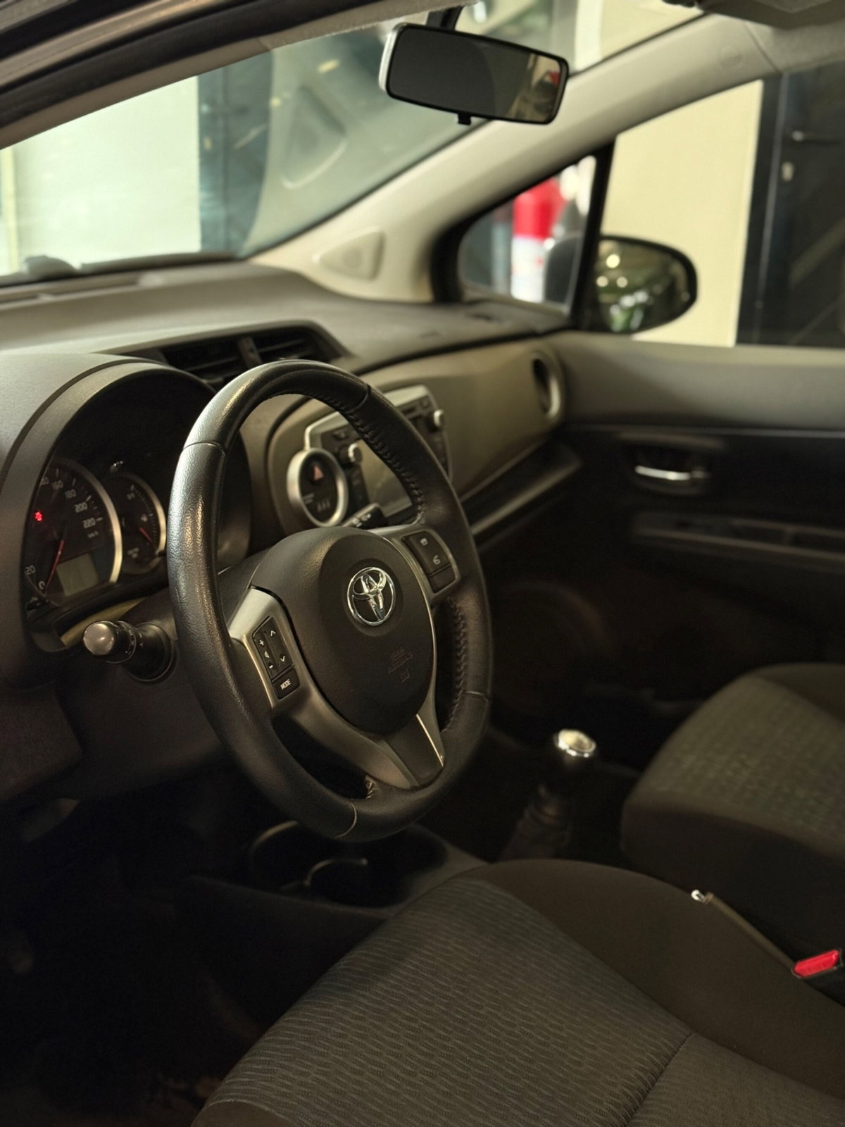 Toyota Yaris 1.0 5 porte Active (8)