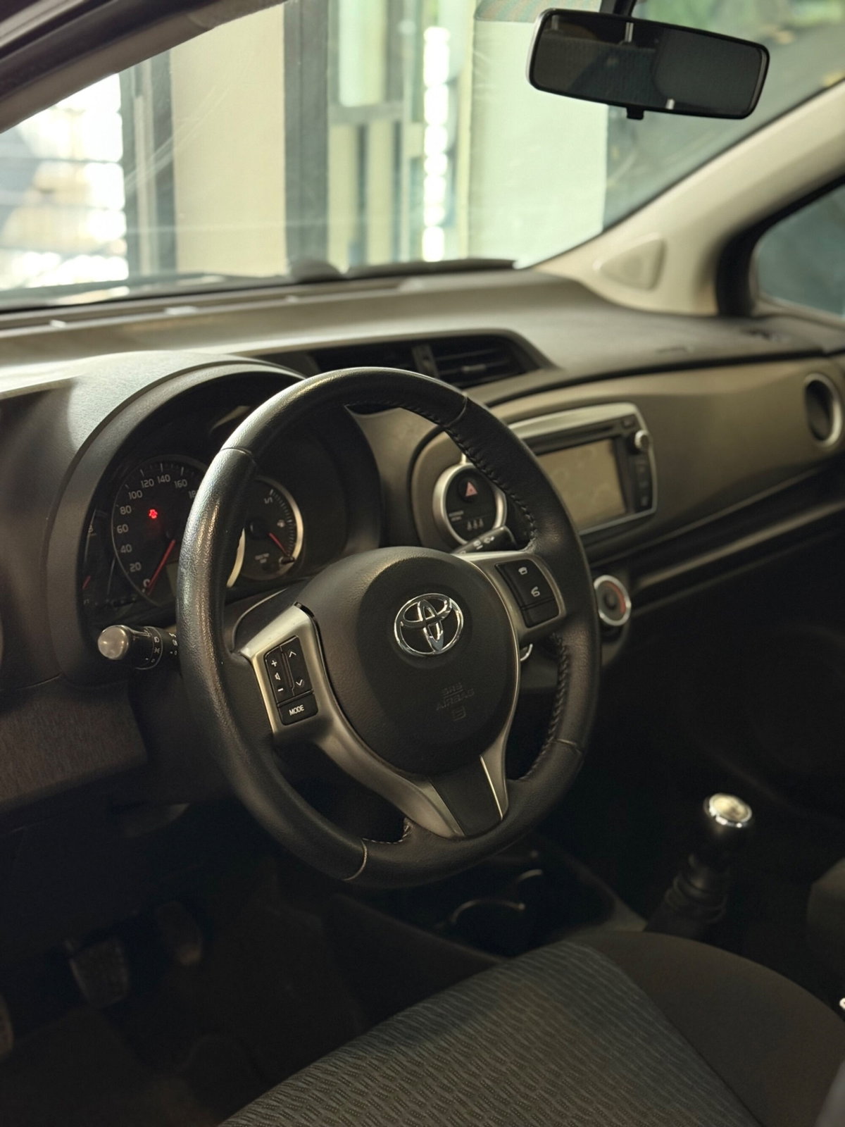 Toyota Yaris 1.0 5 porte Active (9)