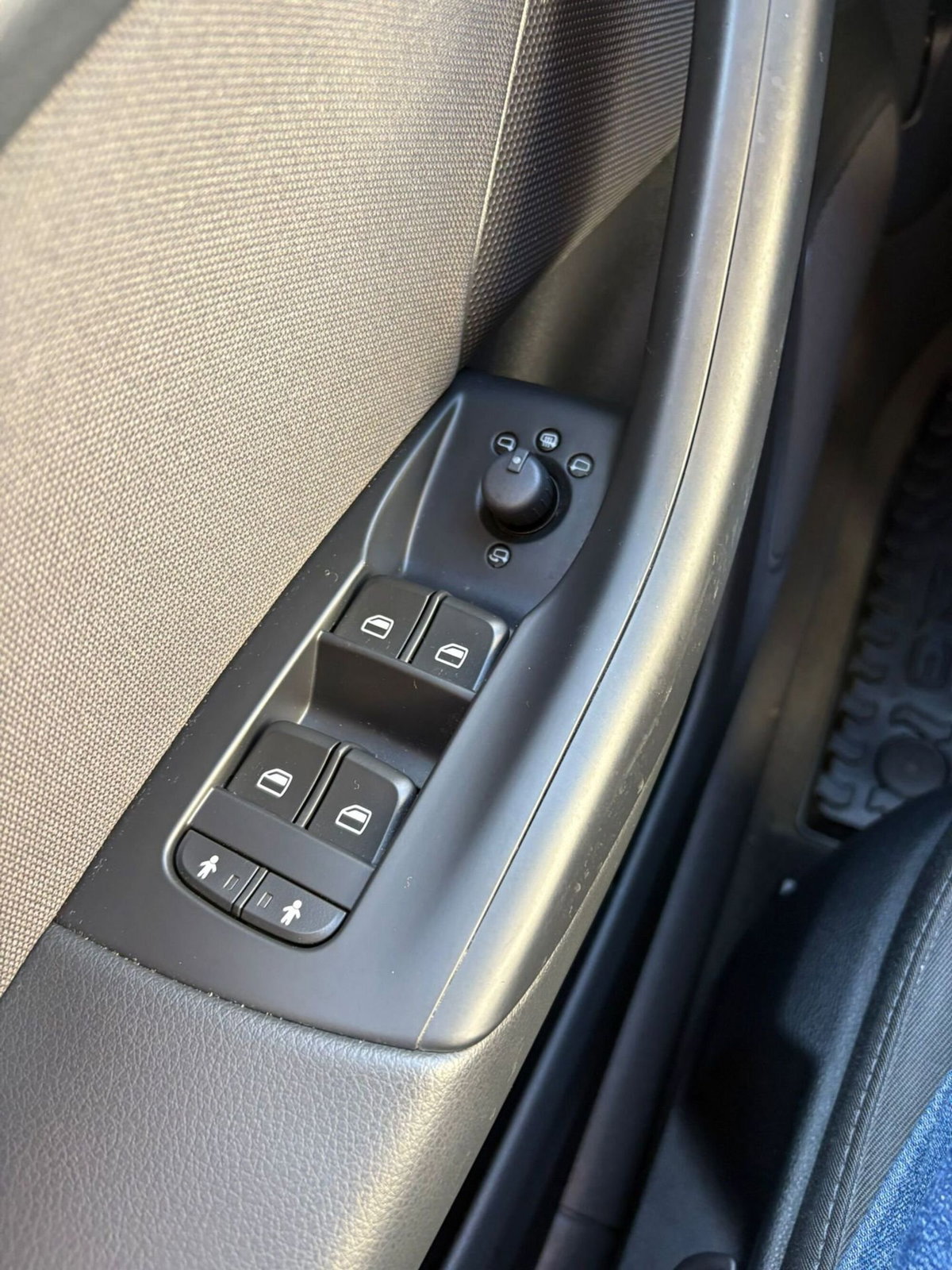 Audi Q3 2.0 TDI 120 CV Business (12)