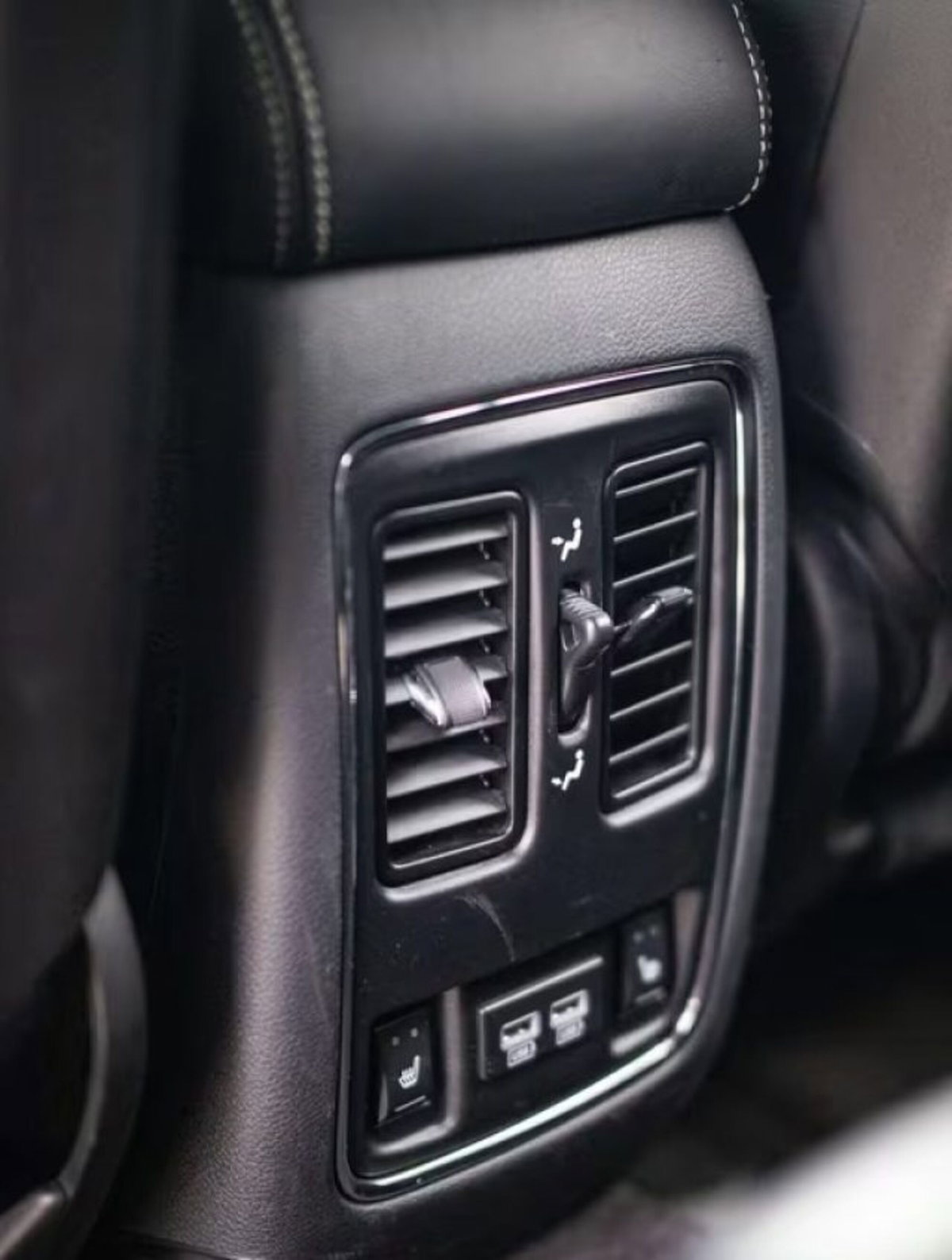Jeep Grand Cherokee 6.4 V8 HEMI SRT (12)