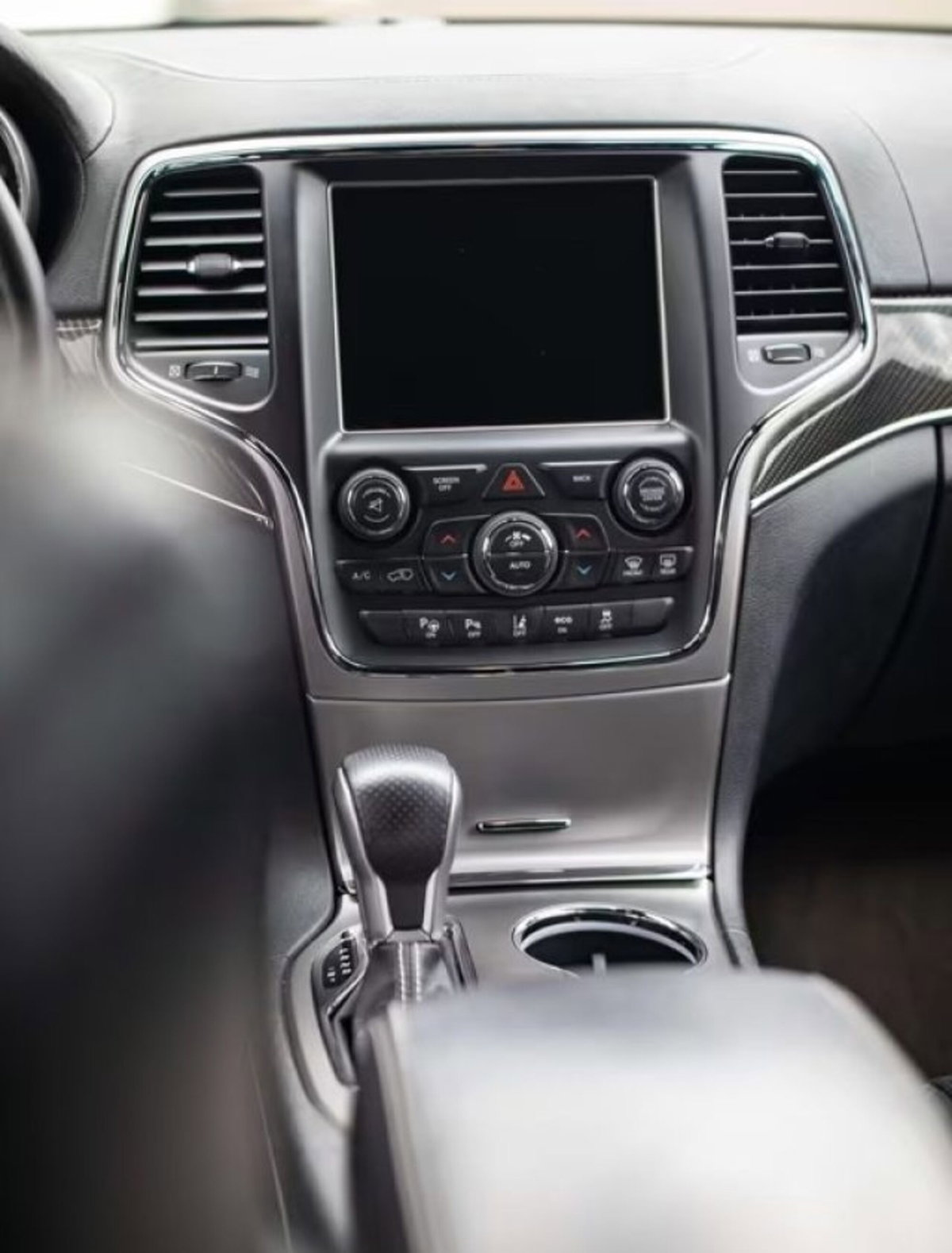 Jeep Grand Cherokee 6.4 V8 HEMI SRT (7)