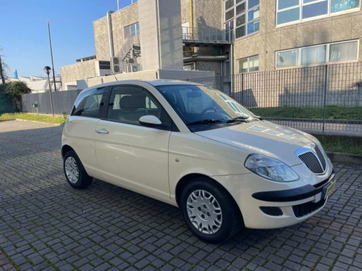 Lancia Ypsilon 1.2 Argento (4)