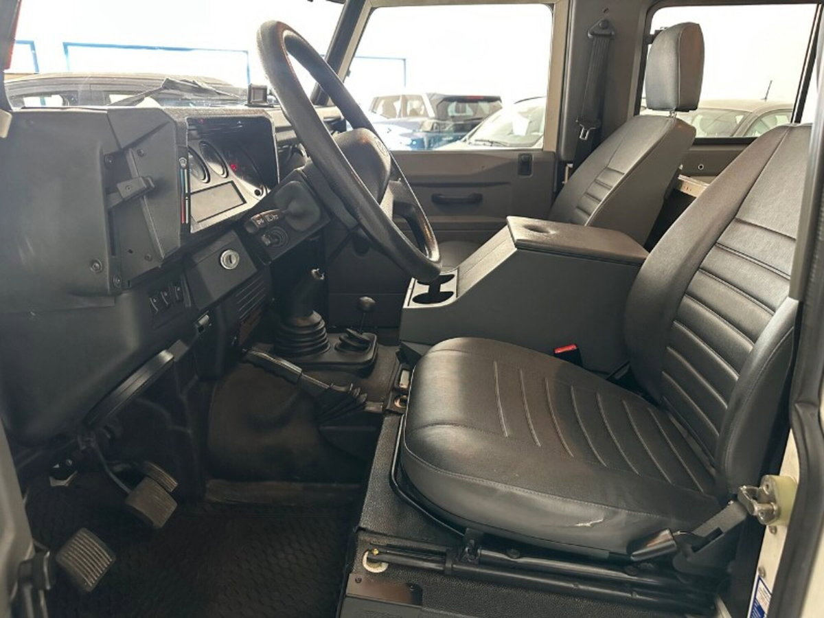 Land Rover Defender 90 2.5 Td5 Station Wagon (12)
