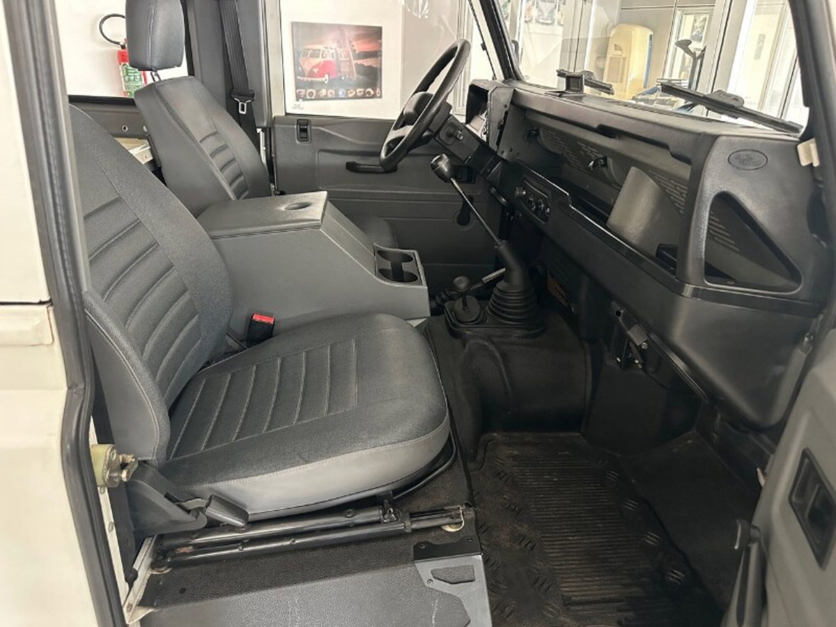 Land Rover Defender 90 2.5 Td5 Station Wagon (13)