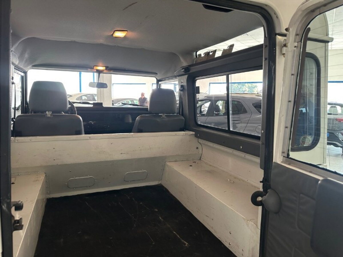 Land Rover Defender 90 2.5 Td5 Station Wagon (14)