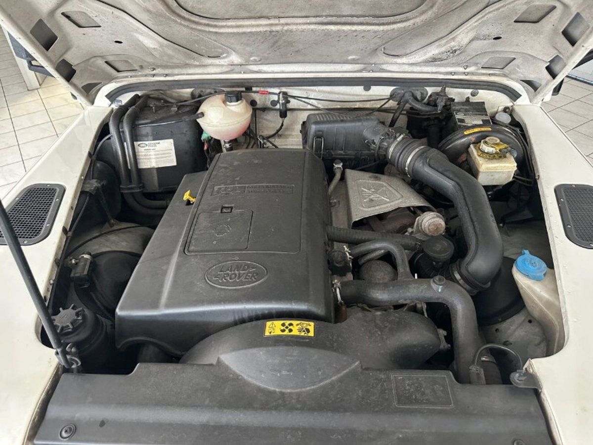 Land Rover Defender 90 2.5 Td5 Station Wagon (18)