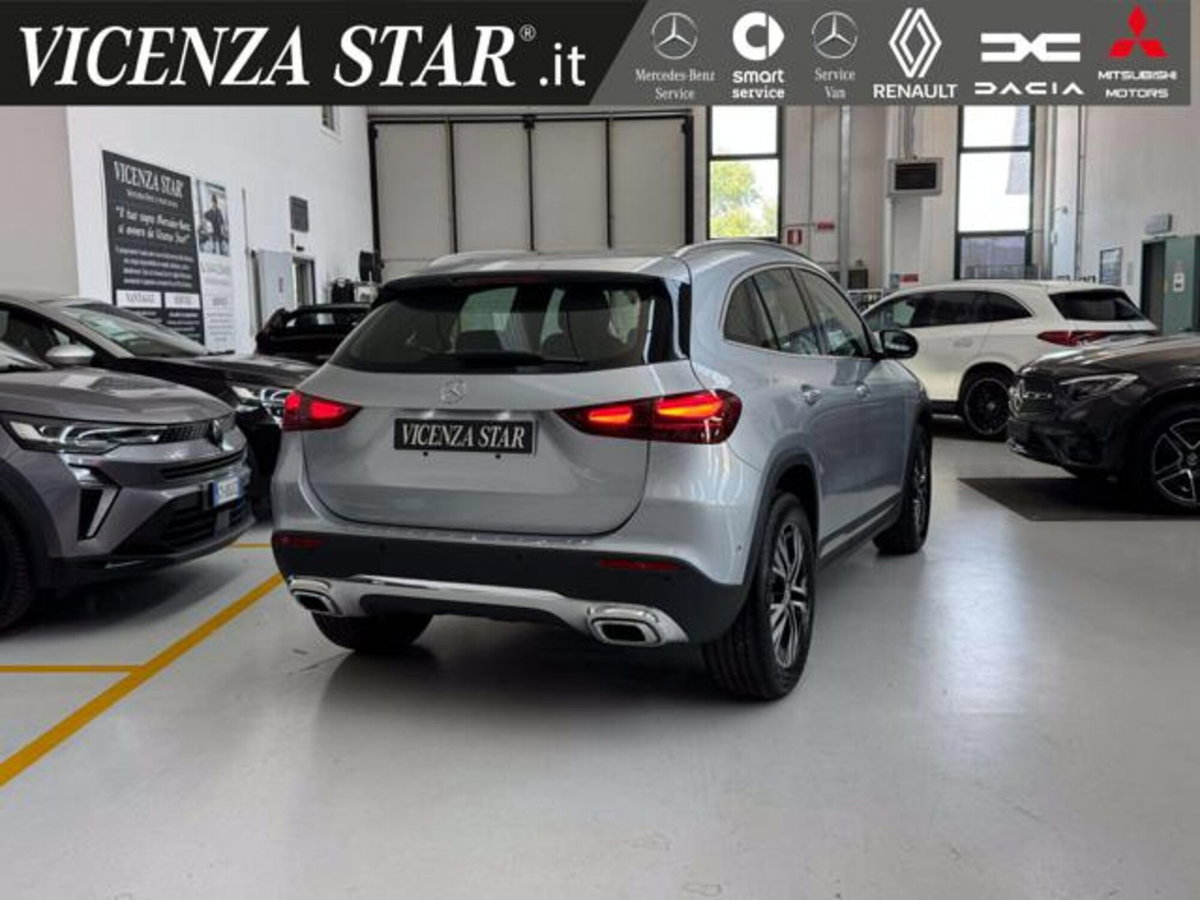 Mercedes-Benz GLA SUV 200 d Advanced 4matic auto (2)